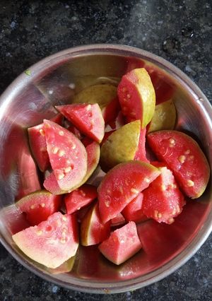 લાલ જામફળ સલાડ (Red Jamfal Salad Recipe In Gujarati) રેસીપી મુખ્ય ફોટો