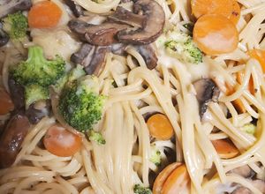 Una foto de Espaguetis con verduras cremoso