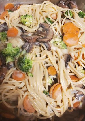 Una foto de Espaguetis con verduras cremoso
