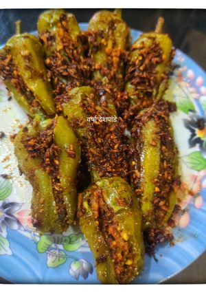 बेसन मसाला स्टफ मिरची (Besan Masala Stuff Mirchi Recipe In Marathi) रेसिपी चे मुख्य फोटो 