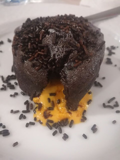 Una foto de Coulant de chocolate con crema de naranja