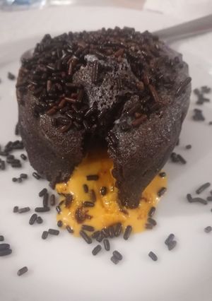 Una foto de Coulant de chocolate con crema de naranja