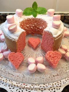 Una foto de Bizcocho rosa con nubes dulces