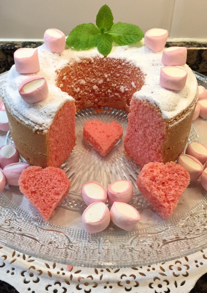 Una foto de Bizcocho rosa con nubes dulces
