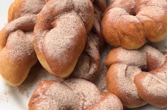 Cara Gampang Menyiapkan Donat kepang metode autolysis yang Enak