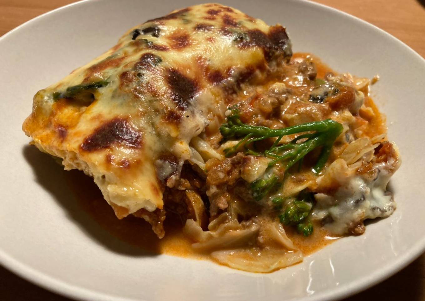 Lasaña de repollo picudo a la boloñesa con salsa Mornay