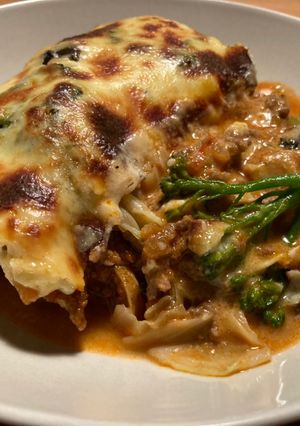 Una foto de Lasaña de repollo picudo a la boloñesa con salsa Mornay