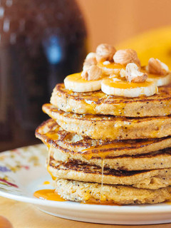 Una foto de Tortitas de avena y plátano con miel de brezo