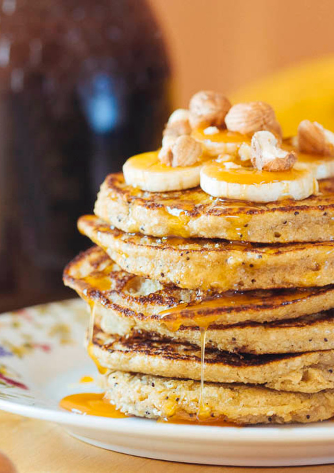 Una foto de Tortitas de avena y plátano con miel de brezo