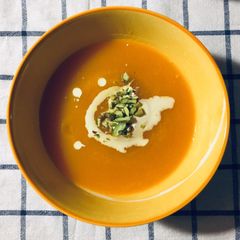A picture of Pumpkin soup top with double cream and pistachio⛺️.