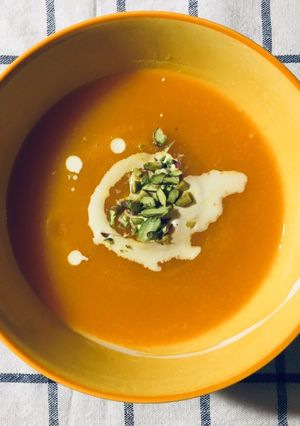 A picture of Pumpkin soup top with double cream and pistachio⛺️.