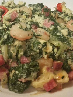 Una foto de Revuelto de gambas, acelgas y jamón