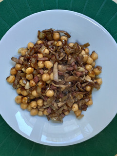 Una foto de Garbanzos con jamón y champiñones