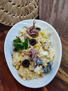 Una foto de Ensalada de calamares y patatas