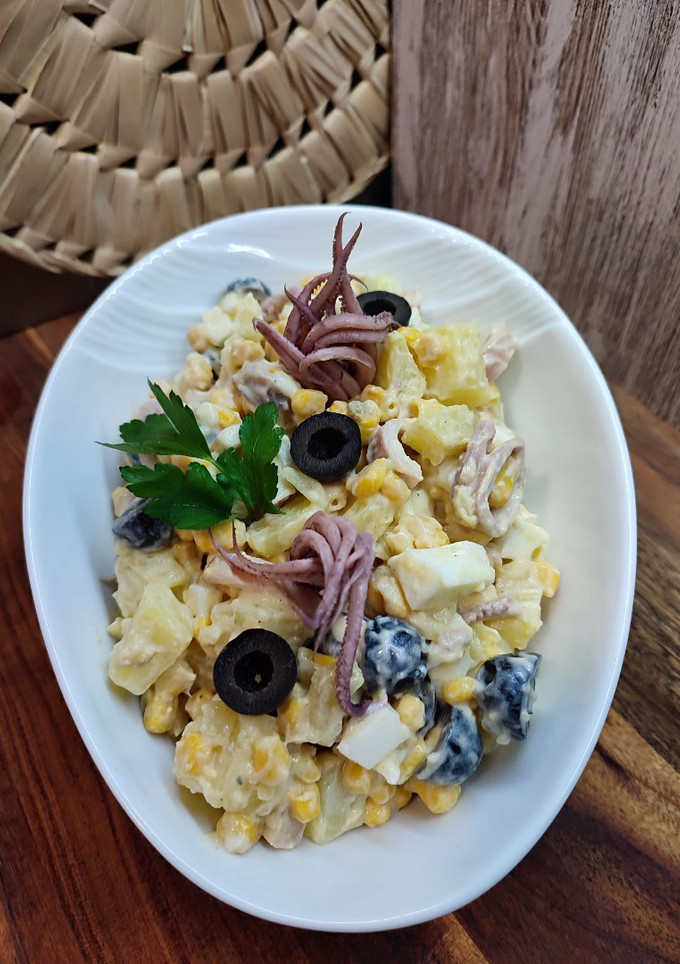 Una foto de Ensalada de calamares y patatas
