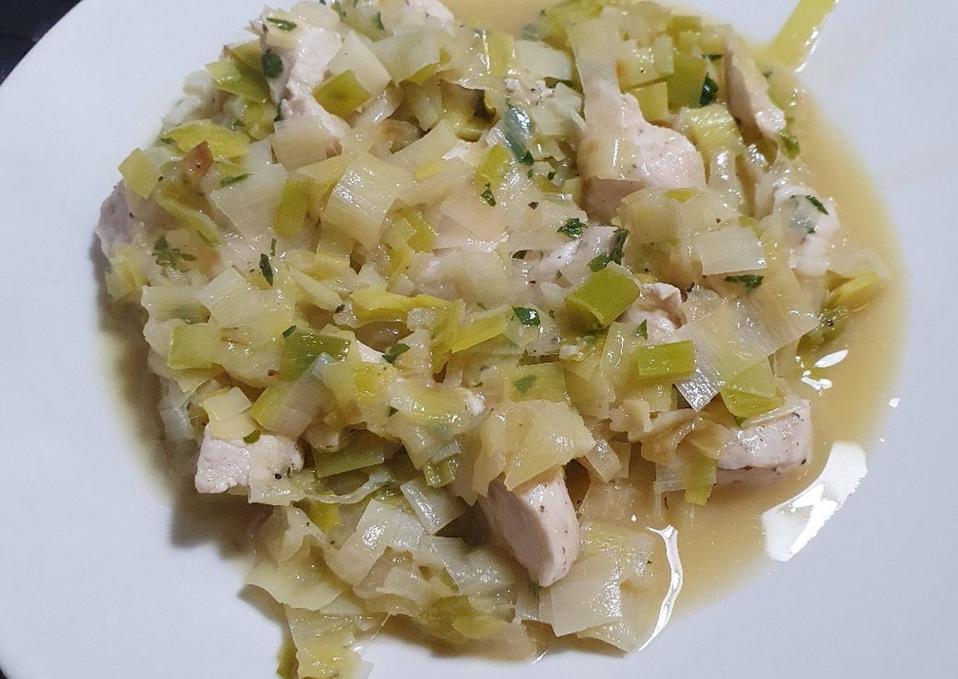 Pollo con puerros y vino blanco