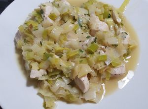Foto principal de Pollo con puerros y vino blanco