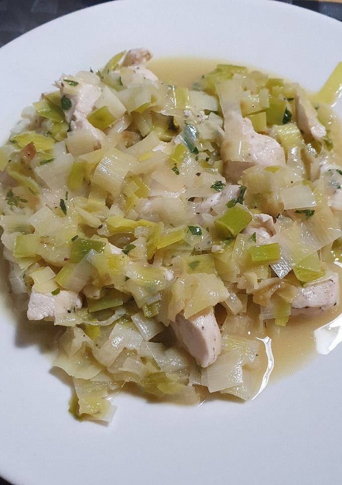 Una foto de Pollo con puerros y vino blanco