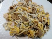 Una foto de revuelto de gulas