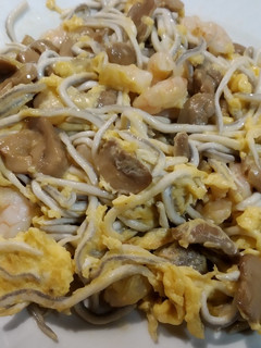 Una foto de Revuelto de gulas, champiñones y gambas