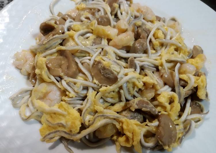 Revuelto de gulas, champiñones y gambas