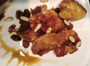 Foto di Pollo con pinoli e uvetta