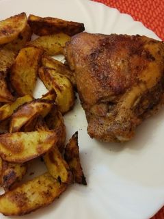 Sült farrészes csirkecomb, sütőben sült fűszeres burgonyával recept fotója