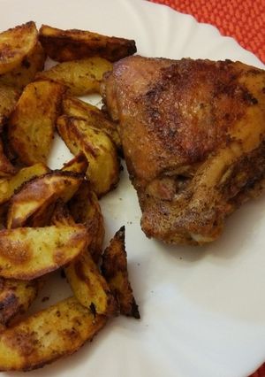 Sült farrészes csirkecomb, sütőben sült fűszeres burgonyával recept fotója