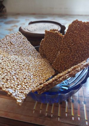 तिल चिक्की (til chikki recipe in Hindi) रेसिपी मुख्य फोटो