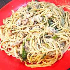 A picture of Spaghetti au poulet et épinards au beurrue.