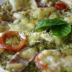 A picture of Crispy Pizza with Basil Sauce.