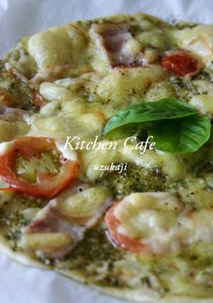 A picture of Crispy Pizza with Basil Sauce.
