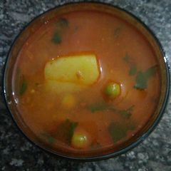 A picture of Aloo matar.