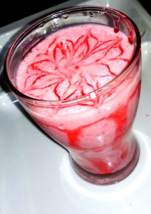 A picture of Simple strawberry shake.