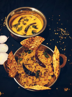 કઢી ખીચડી (Kadhi Khichdi Recipe In Gujarati) રેસીપી મુખ્ય ફોટો