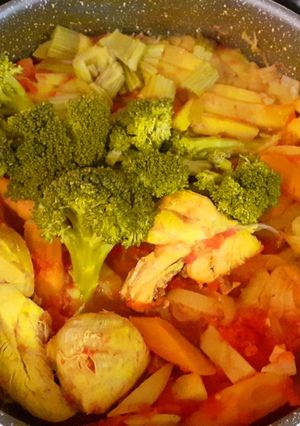 عکسی از دستور مرغ و سبزیجات خوشمزه بدون رب و روغن