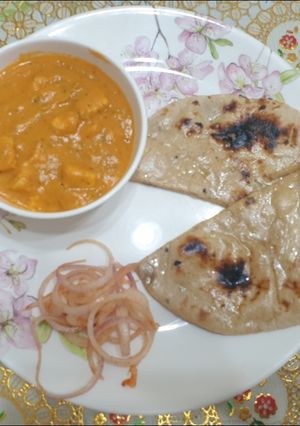 પનીર બટર મસાલા with તંદુરી તવા રોટી(Paneer Butter Masala Tandoori Roti Recipe Gujarati) રેસીપી મુખ્ય ફોટો