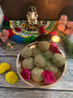 ગોળ ચુરમા ના લાડવા (Jaggery Churma Ladva Recipe In Gujarati) રેસીપી મુખ્ય ફોટો