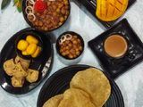কাবলী ছোলা আর লুচি (kbuli chola r luchi recipe in Bengali)