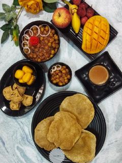 কাবলী ছোলা আর লুচি (kbuli chola r luchi recipe in Bengali) রেসিপির প্রধান ছবি