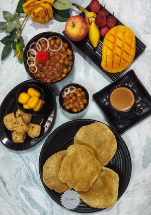 কাবলী ছোলা আর লুচি (kbuli chola r luchi recipe in Bengali) রেসিপির প্রধান ছবি