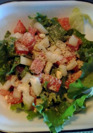 A picture of fresh salad.
