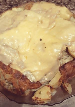 Una foto de Tortilla de papa, cebolla y queso