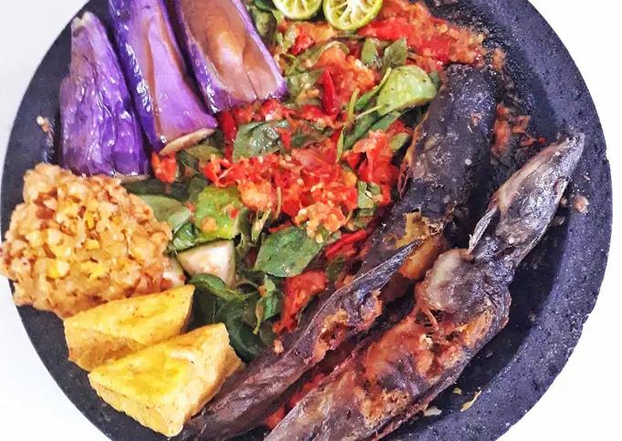 Bagaimana Menyiapkan Pecel lele + sambal kemangi terong hijau yang Lezat