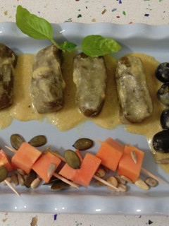 Una foto de Rollitos de acelgas con arroz y crema de papaya y albahaca