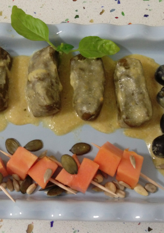 Una foto de Rollitos de acelgas con arroz y crema de papaya y albahaca