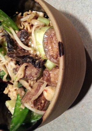 A picture of Udon noodles with peanut sauce.