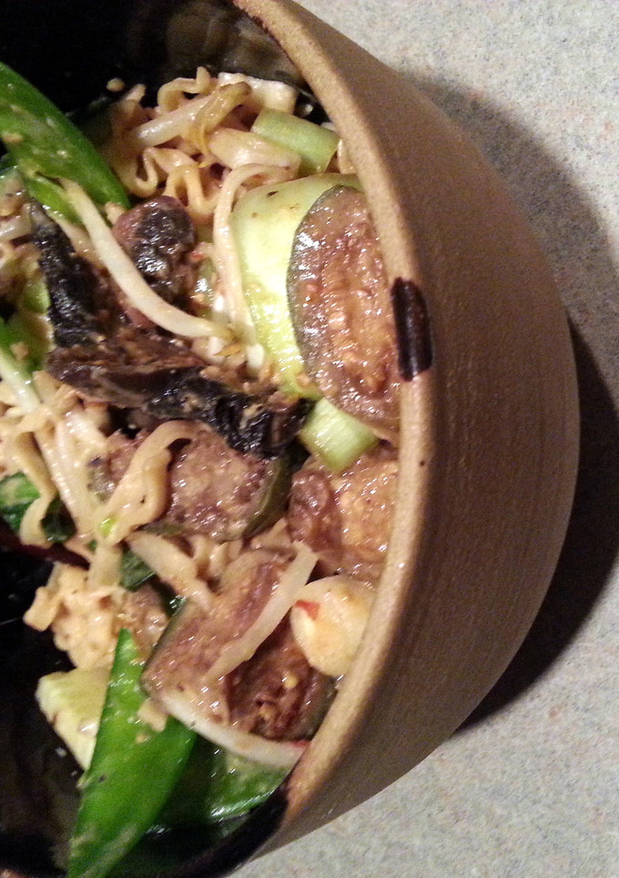 A picture of Udon noodles with peanut sauce.