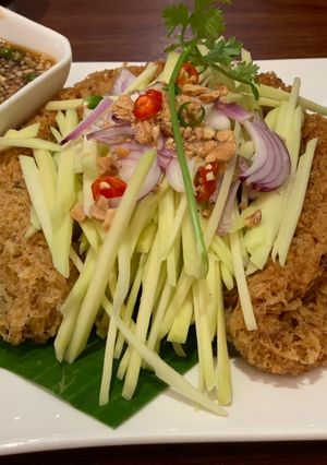 Hình của món Gỏi Xoài cá Trê chiên xù.