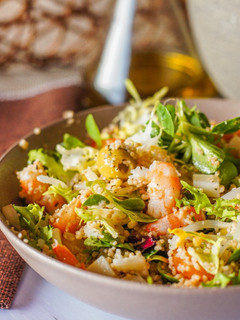Una foto de Ensalada de langostinos y couscous integral